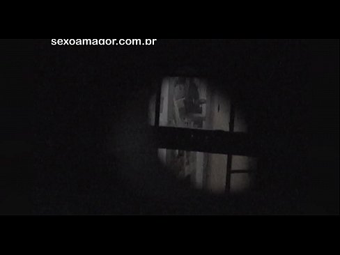 ❤️ ブロンドが空洞のレンガの後ろに隠れた近所の盗撮犯に密かにビデオ撮影される アナルビデオ ❌️❤